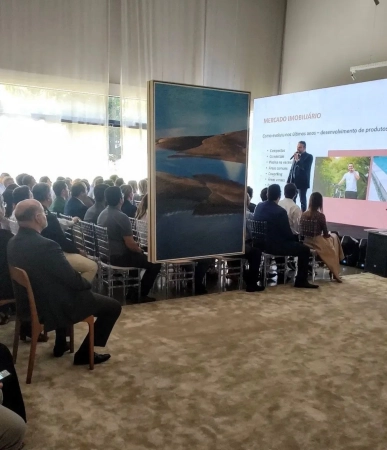 WV Maldi realiza apresentações da Torre Galeria do Promenade