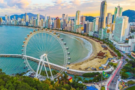 Balneário Camboriú permanece como a cidade com o metro quadrado mais caro do país em cenário favorável para 2025