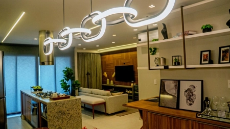 15W22 tem novo decorado de 69m² com sala estendida e suíte; disponível por R$ 979 mil