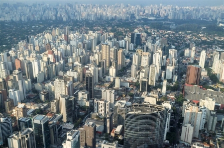 Mesmo com juros altos, mercado imobiliário brasileiro bate recordes no 1º semestre de 2025