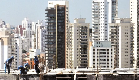 Alta demanda pressiona oferta e estoque de imóveis novos pode acabar em 8 meses