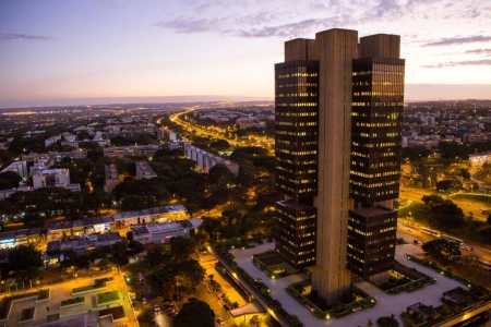 BC mantém Selic em 15% e alerta para pressão da inflação de serviços