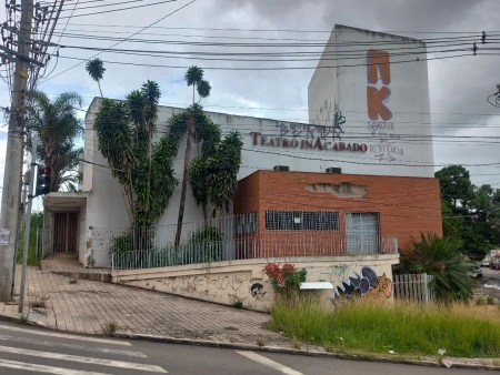 Antigo ponto de encontro da cultura goianiense, prédio do Teatro Inacabado resiste ao tempo