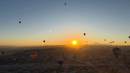 O nascer do sol na Capadócia revela cenários que parecem de outro mundo