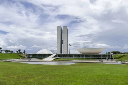 CCJ aprova projeto que proíbe o uso de dinheiro “vivo” em transações imobiliárias