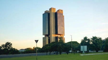Primeira queda em cinco meses: mercado revisa projeção da Selic para fim de 2026, de 14% para 13,75%