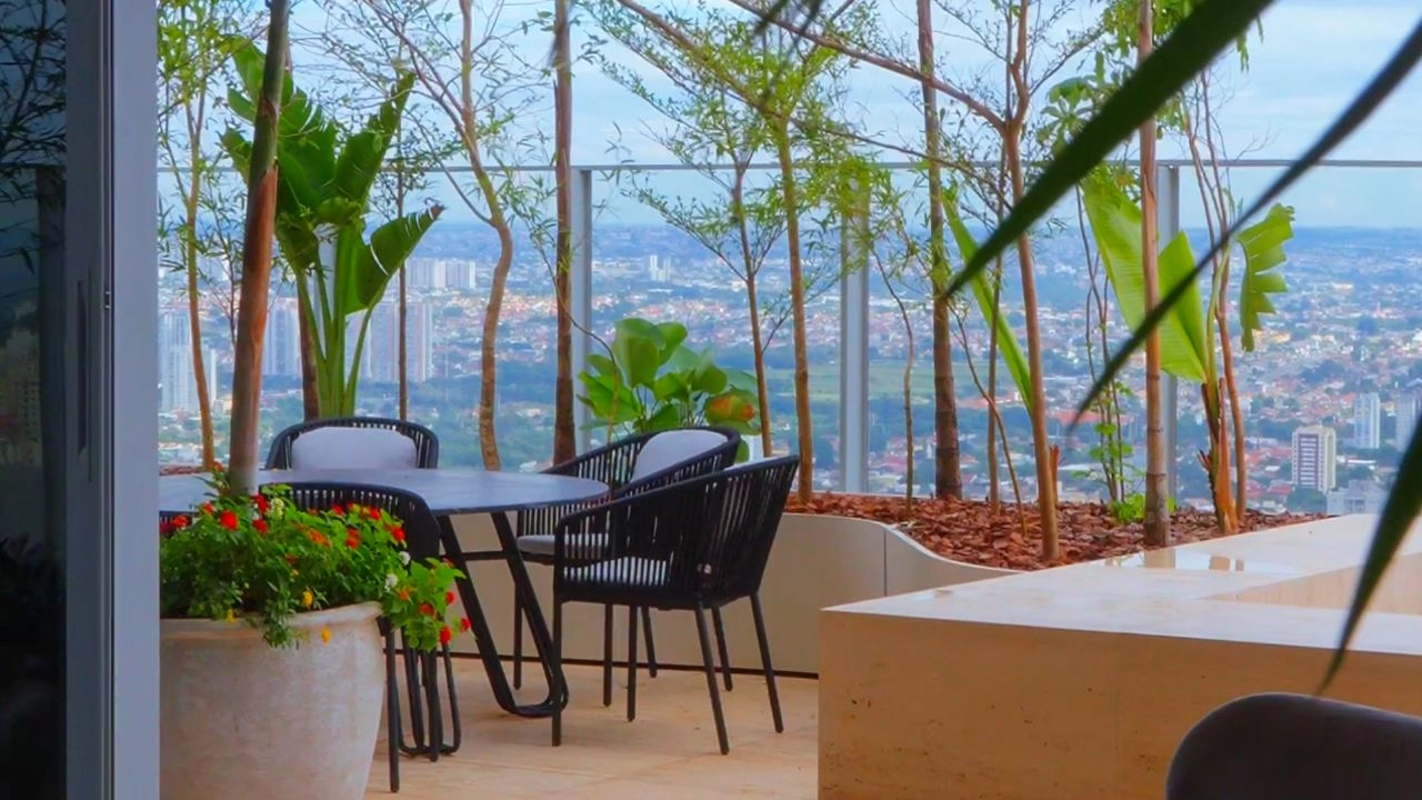 Arquitetura personalizada transforma cobertura de 1.360 m² em uma mansão suspensa em Goiânia