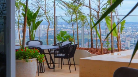 Arquitetura personalizada transforma cobertura de 1.360 m² em uma mansão suspensa em Goiânia