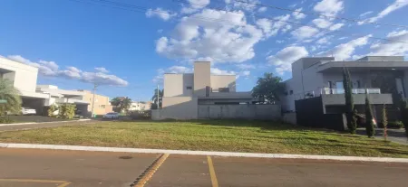 Terreno no Condomínio Village Trindade