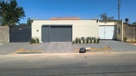 Casa de 2 Quartos com armários em Senador Canedo