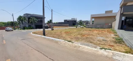 Lote no Condomínio Village Trindade
