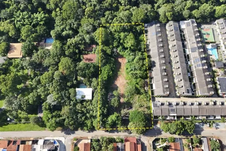 Área no Jardim Mariliza